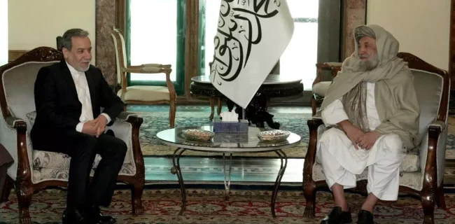 دیدار وزیر امور خارجه با رئیس‌الوزرای حکومت سرپرست افغانستان