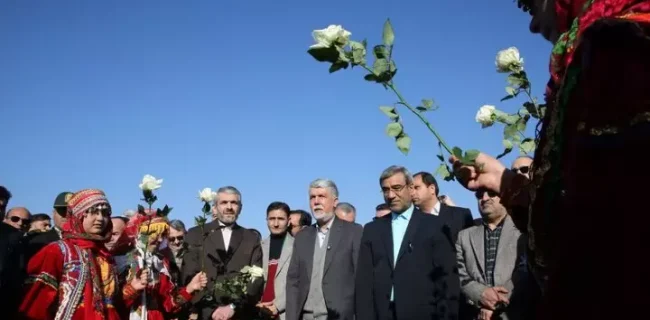 بازدیدوزیرفرهنگ وارشاداسلامی ازکارگاه‌های کتاب پارچه‌ای روستای سیدابادخوشاب