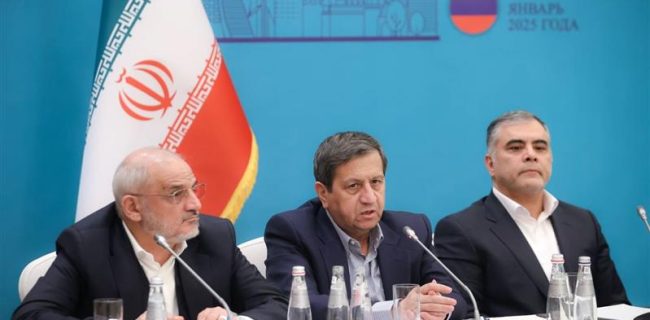 دکتر عبدالناصر همتی وزیر امور اقتصادی و دارایی در نشست هم‌اندیشی با فعالان اقتصادی فدراسیون روسیه با اعلام استقبال کشورمان از سرمایه‌گذاران خارجی گفت: وزارت امور اقتصادی و دارایی آمادگی صدور ضمانت‌نامه برای صادرکنندگان را دارد و همچنین سازمان سرمایه‌گذاری و کمک‌های اقتصادی و فنی از راه‌اندازی سامانه مربوطه آمادگی کمک به سرمایه‌گذاران و راهنمایی آنها را برخوردار است.  همتی با اشاره به ظرفیت‌هایی که برای سرمایه‌گذاری در کشور ما در بخش‌های مختلف از جمله انرژی‌های تجدیدپذیر وجود دارد تصریح کرد: آمادگی پذیرش سرمایه در این حوزه‌ها و ضمانت‌های لازم درباره سرمایه‌گذاری را داریم.  وی ادامه داد: آمادگی داریم که اگر در زمینه انرژی‌های خورشیدی تمایل به سرمایه‌گذاری در کشور ما وجود دارد آن را پذیرا باشیم و هرگونه ضمانت ممکن در این زمینه را متقبل خواهیم شد.  وزیر اقتصاد با اشاره به توافقات و تفاهم‌هایی که در جریان سفر رئیس‌جمهور به روسیه انجام شده است تصریح کرد: ظرفیت و زمینه همکاری بسیار زیاد است؛ به‌خصوص اینکه دولت ایران درباره توسعه بخش خصوصی و واگذاری امور به بخش خصوصی اراده جدی دارد و همین زمینه را برای همکاری بخش خصوصی ایران با بخش خصوصی روسیه در بخش‌های مختلف صنعتی و رشته‌های مختلف برای انتقال دانش و تکنولوژی فراهم می‌کند.